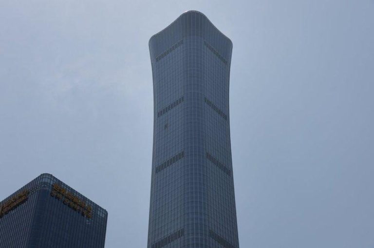 北京27日证实一架轻型飞机撞击北京第一高楼中信大厦事件，造成机上驾驶1人死亡、现...