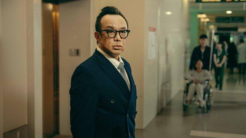 黄大炜在「The Outlaw Doctor 化外之医」扮神秘西装男,首度参与影...