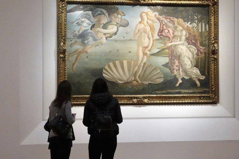 意大利佛罗伦斯乌菲兹美术馆内,两位游客在欣赏画家波提切利经典名画「维纳斯的诞生」...