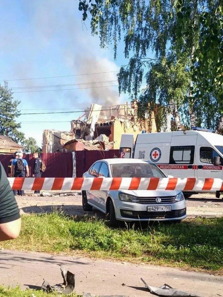 乌称俄军3成命丧无人机 兵源连6月失血 俄反呛1句话 乌克兰无人机30日击中莫斯科西南方的叶夫戈列夫斯克村一栋房屋,警察围起封锁线。(...