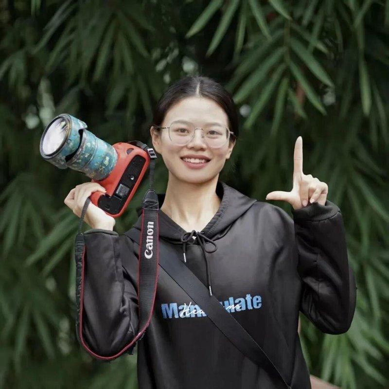 唐恬迪自己攒钱买了相机,又通过摄影赚生活费。(取材自潇湘晨报)