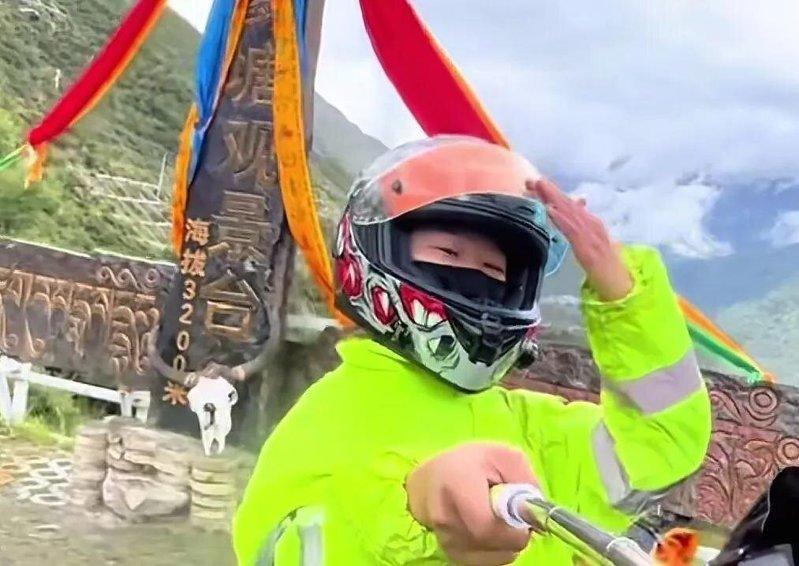 唐恬迪骑摩托车旅行。(取材自潇湘晨报)