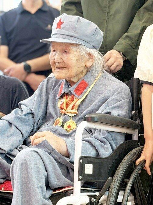 王全英老人欢度105岁生日。(取材自华西都市报)