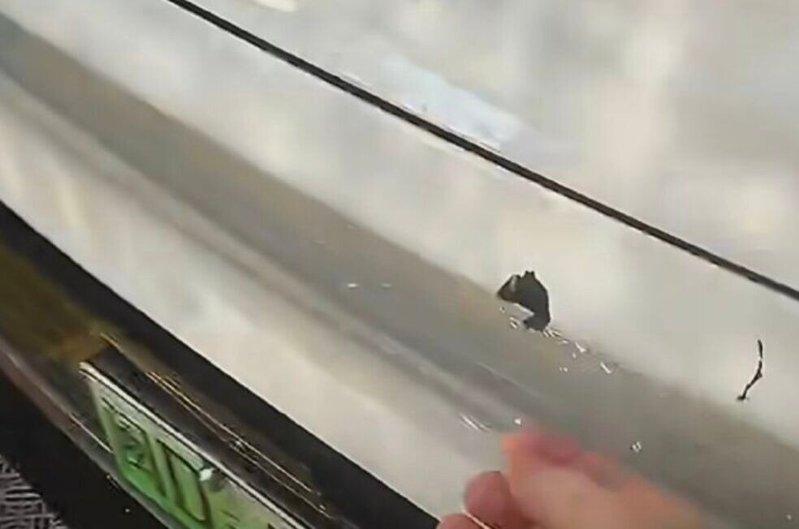 蔚来电动车主用高压水枪洗车时,车体出现疑似「掉漆」剥落的现象。(取材自微博)