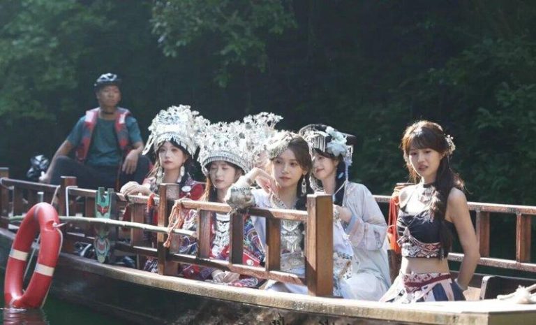 湖北景区10万薪征「仙女散花」见习生 3200人报名 海归也抢 去年景区也曾招募暑期NPC兼职演员。(取材自极目新闻)