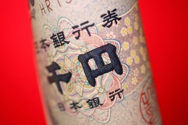 交易员备战东京周五干预汇市 日圆已贬到考验政策公信力 市场押注美国周五休市可能成为日本出手干预汇市的关键时机。(路透)