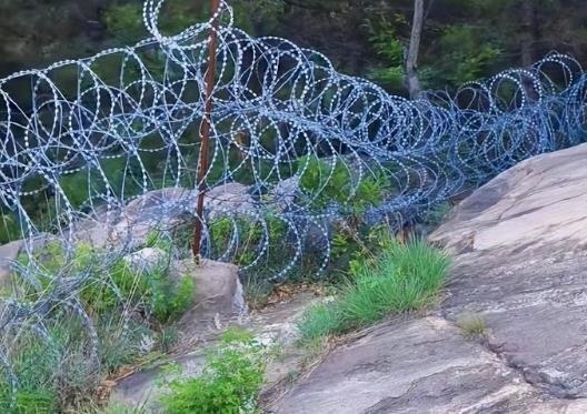 泰山景区设135公里刀片网防驴友闯入,引发争议。(视频截屏)
