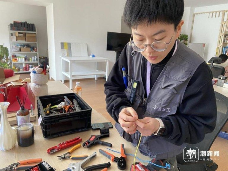 装水电、做装修…「全女维修队」崛起 独居族群新选择 木兰工作室成员陈宁在工作室展示使用工具,工作室内的桌子都是她们自己订制组装的。(...