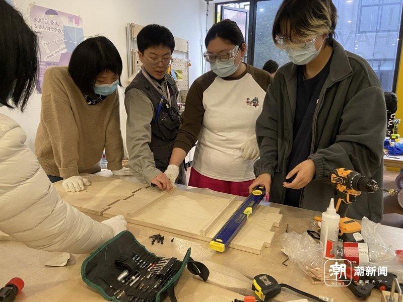 全女维修队成员为学员们上家具安装课程。(取材自潮新闻)