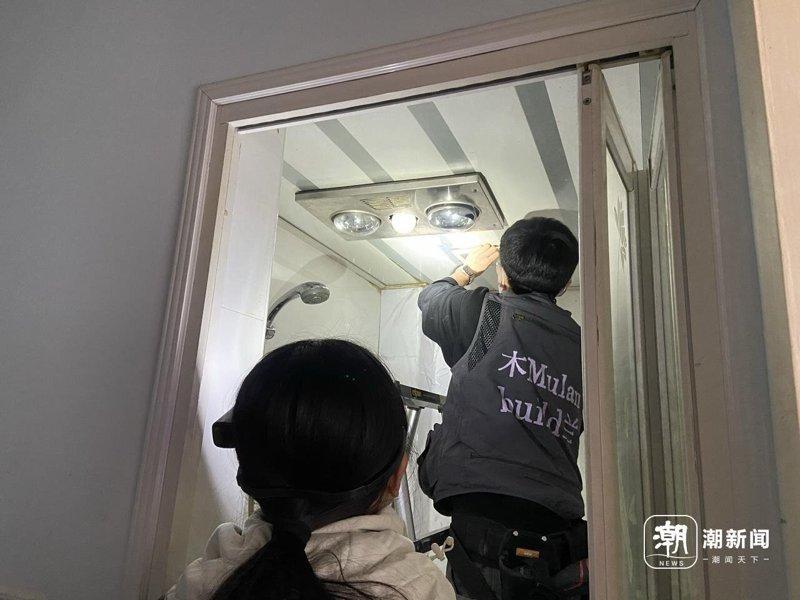 全女维修队在客户家换灯。(取材自潮新闻)