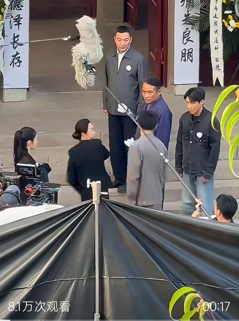 陈晓(穿灰衣者)在拍戏现场,被真甩了一个清脆响亮的耳光。(取材自微博)