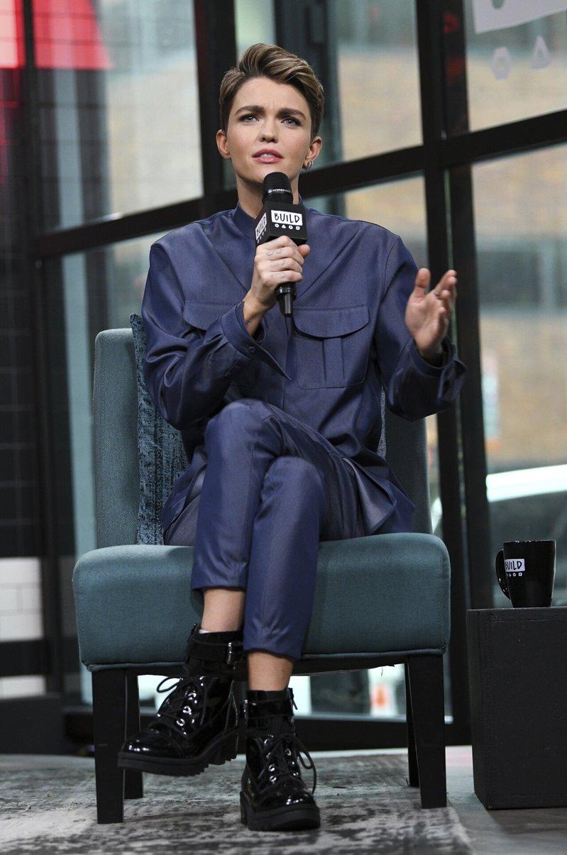 39岁澳洲女星露比萝丝(Ruby Rose)惊传在自家豪宅泳池重摔,多根肋骨骨折...