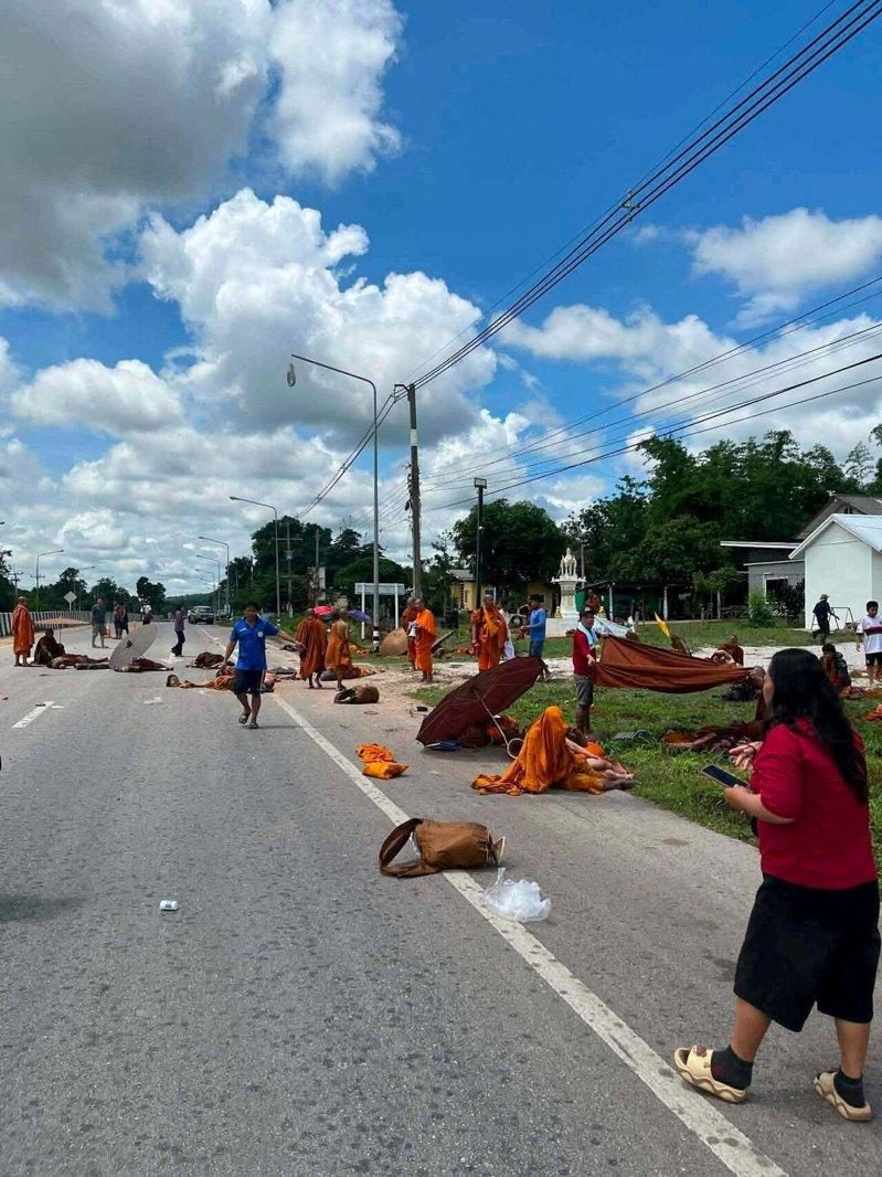 泰国东北部莫那限省(Mukdahan)2日发生一起重大死亡车祸,一名11岁男孩私...