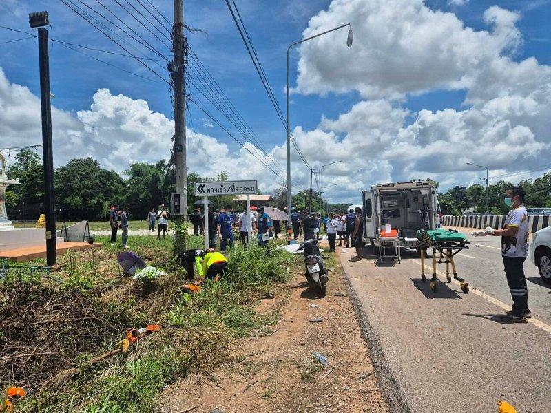 泰国东北部莫那限省(Mukdahan)2日发生一起重大死亡车祸,一名11岁男孩驾...