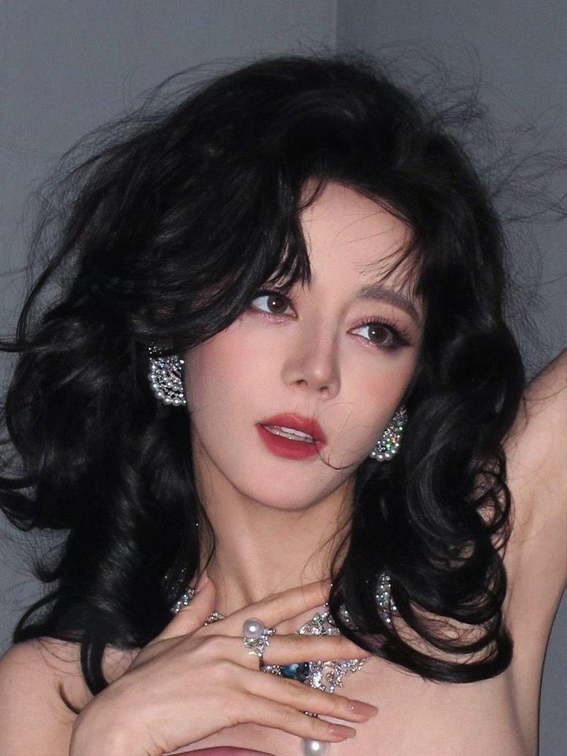 迪丽热巴为「嘉人Marie Claire」2026年6月刊生日封面拍摄大片。(取...