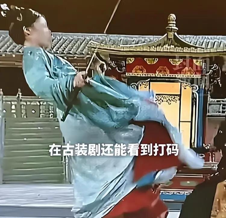 疑似白鹿打戏替身演员的脸部被打马赛克。(取材自微博)