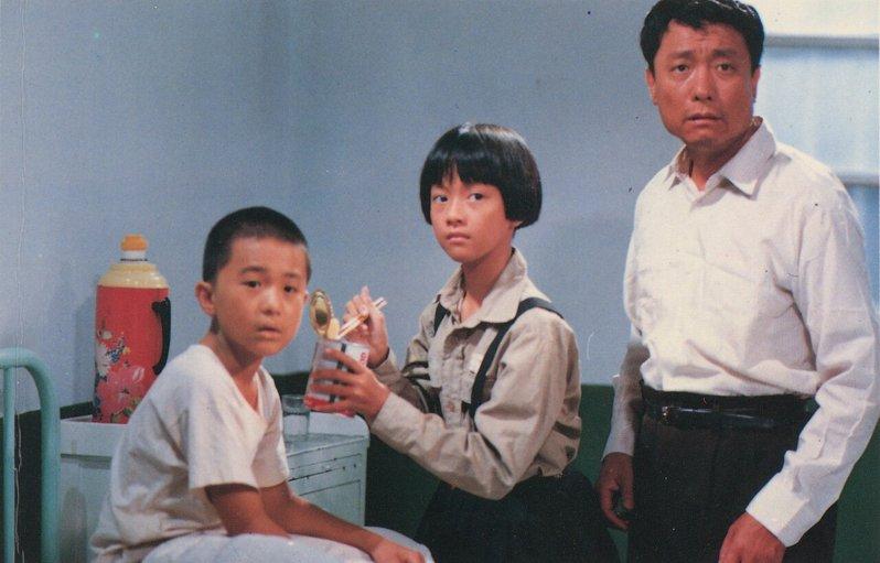 (左起)黄坤玄、李淑桢、林义雄在电影「鲁冰花」饰演一家人。(图/国家电影及视听文...
