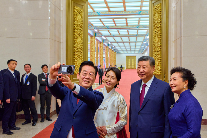 南韩总统李在明1月访问中国。图为1月5日国宴后,李在明(左)拿中国国家主席习近平...