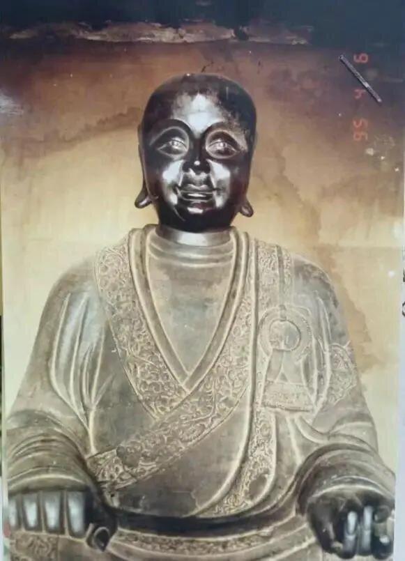 中国被盗（丢失）文物信息发布平台发布的被盗佛像照片。（取材自新快报）