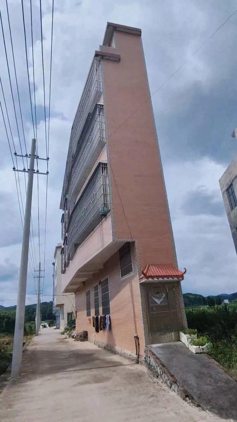 湖南郴州一栋农村自建房最窄处仅有一扇门宽。(取材自极目新闻)
