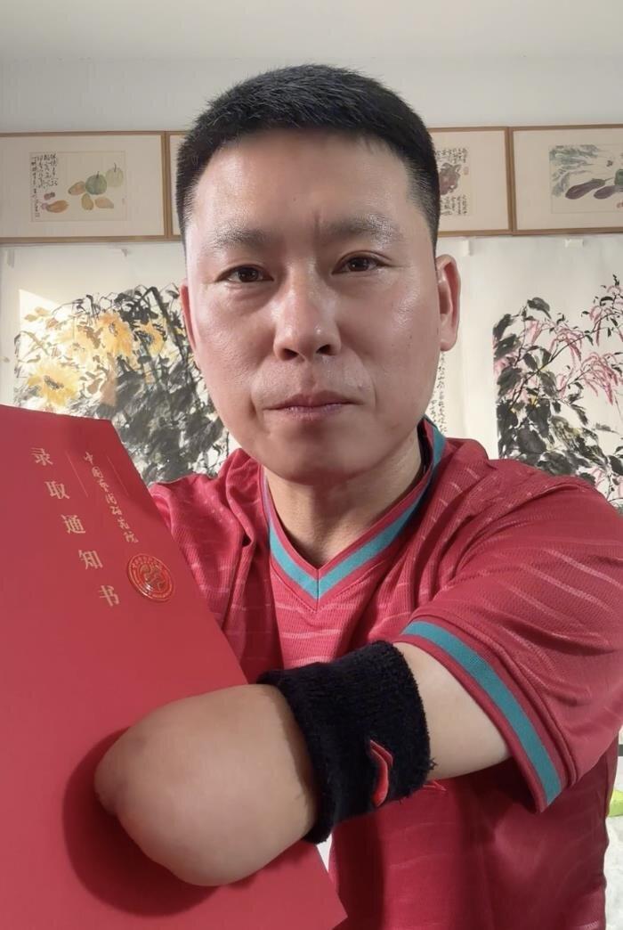 43岁皖籍无手画家王恒收到博士录取通知书,考博三年终圆梦。(取材自大皖新闻)