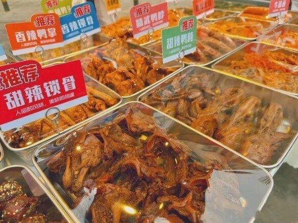 曾被称为「零食界爱马仕」的卤味鸭货品牌近年陷入寒冬。(取材自青眼财经)