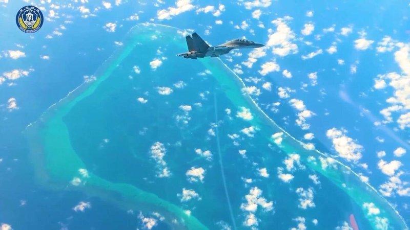 解放军南部战区近日组织海空兵力,在黄岩岛领海领空及周边海空域开展战备警巡。(取材...
