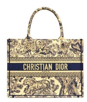霸王茶姬也曾被指与Dior(图)等奢侈品牌风格相似。(取材自微博)