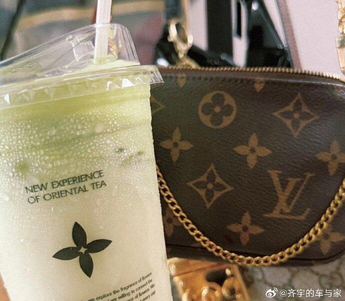 图为新茶饮品牌茉莉奶白(左)与法国精品品牌路易威登(右)商标对比。(取材自微博)