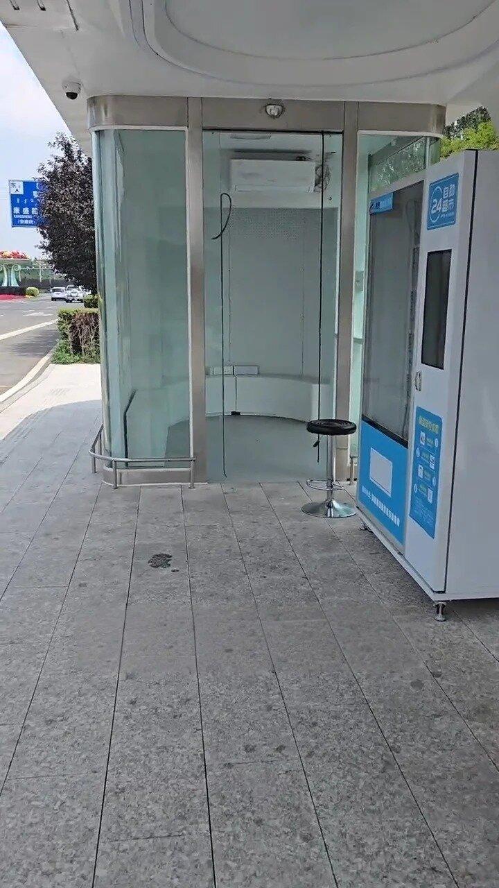 智能公交候车亭。(视频截屏)