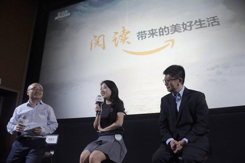 蒋方舟（中）2018年在一场推动全民阅读活动的媒体沟通会上讲述自己的阅读体验。(...