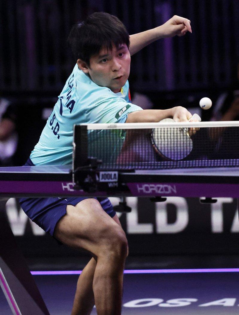 中国选手林诗栋0比3不敌法国选手艾利克斯·勒布伦,无缘八强。(新华社)