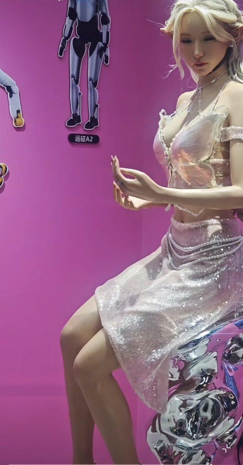 某景区里的仿生机器人,看来就像模特。(视频截屏)