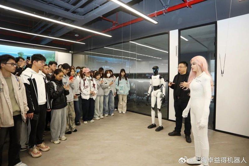 卓益得机器人团队在人形机器人研发现场,与上理工学子共赴一场「科技+教育」的深度对...