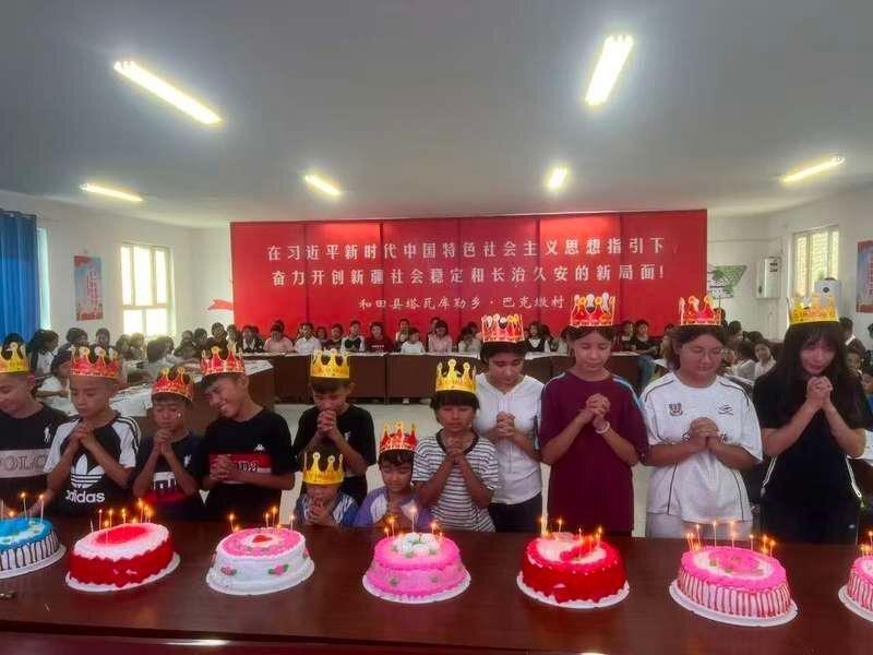 西部计划志愿者为维吾尔族儿童举办生日会。（取材自新京报／受访者供图）