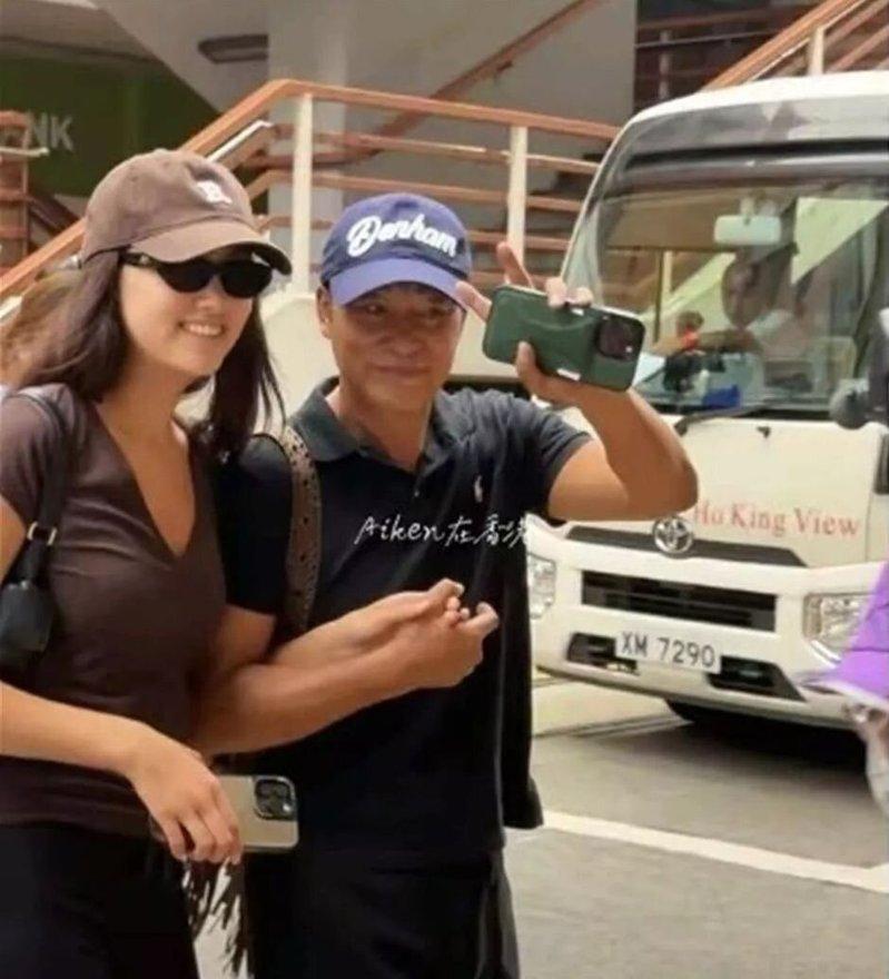 任达华街头搂着女儿的腰,被热议,(视频截屏)