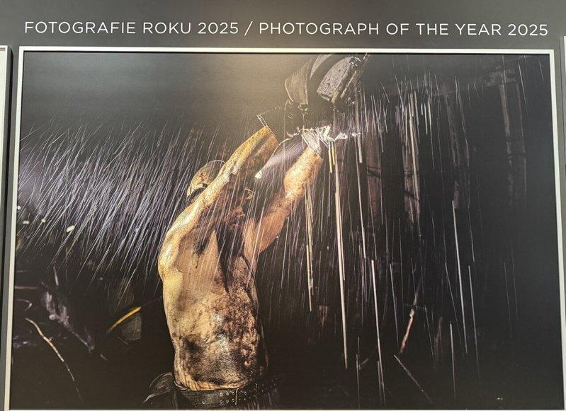 2025年捷克新闻摄影比赛「年度照片奖」由记录捷克东部矿坑停产的作品夺得,呈现当...