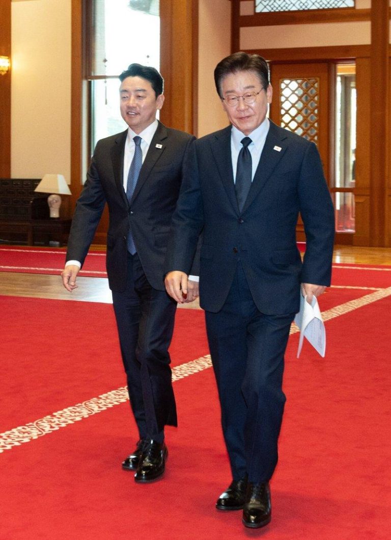南韩总统李在明（右）与总统秘书室长姜勋植。（欧新社）