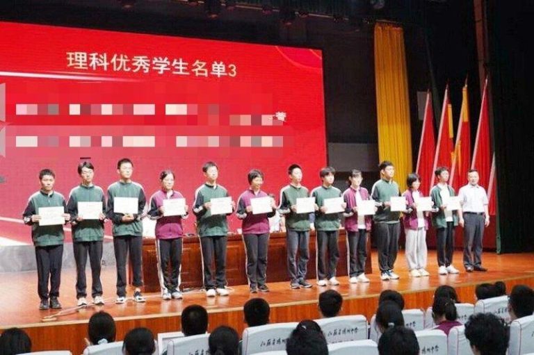 台生高考702分 夺扬州理科状元 可能是台生最高分纪录 图为2025年5月,扬州中学举行的高二年级期中表彰大会,以702分夺得扬州高考理...