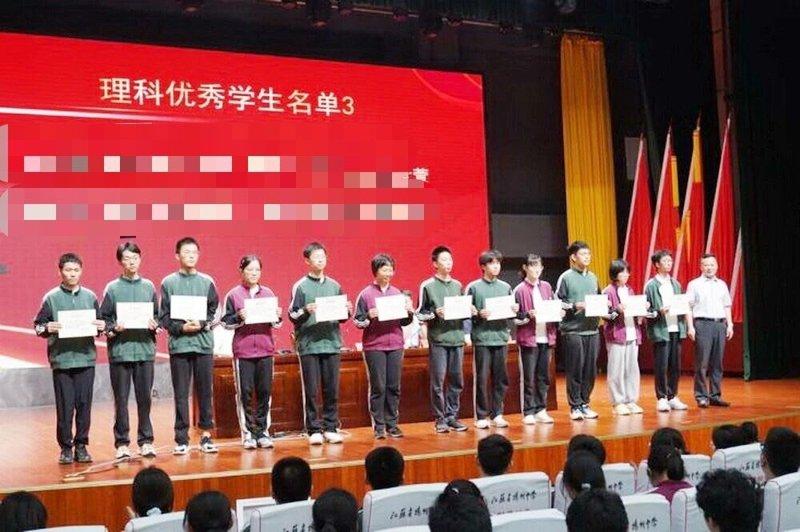 图为2025年5月,扬州中学举行的高二年级期中表彰大会,以702分夺得扬州高考理...