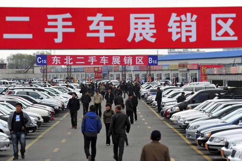 近年来,中国豪华燃油车的保值神话开始悄然破灭。2025年数据显示,三大德系豪华品...