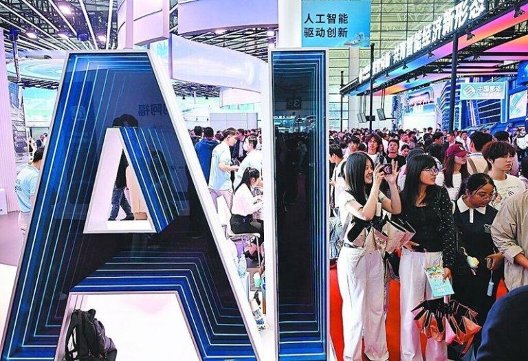 赌博预测、一键脱衣惹议 豆包、千问15日下架AI智能体 中国AI监管持续收紧,两大生成式AI平台「豆包」与「通义千问」(Qwen)相继宣...