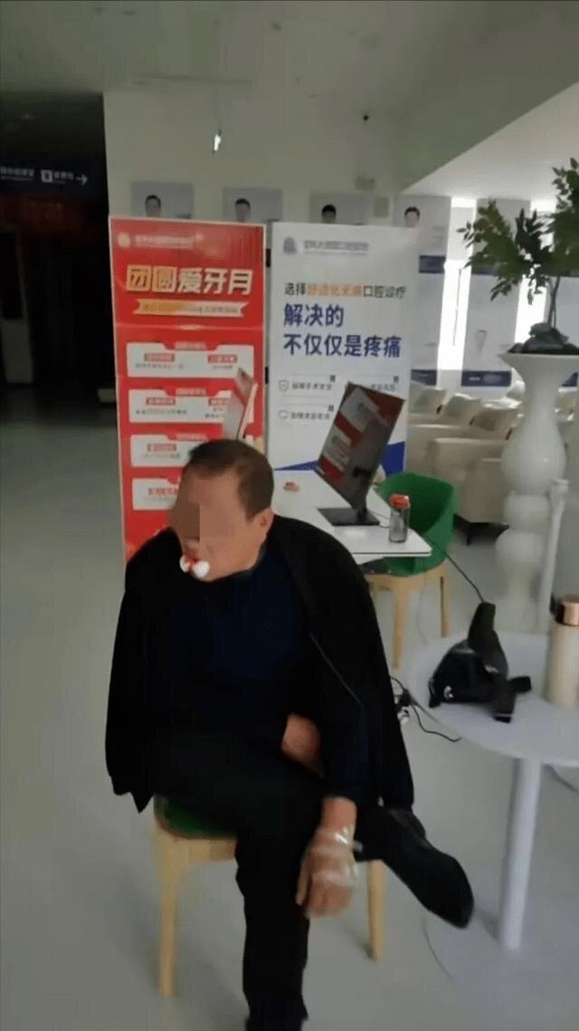 中国陕西宝鸡一名63岁罹患心肌梗塞等多种慢性病的老人,因一颗牙齿不适就诊,竟被当...