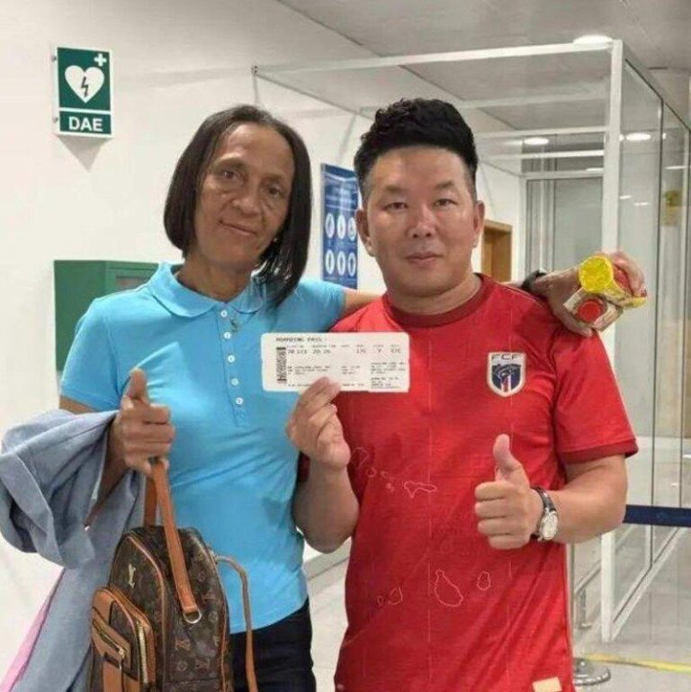 林杰和沃津哈母亲安娜在机场合影。（取材自都市快报)