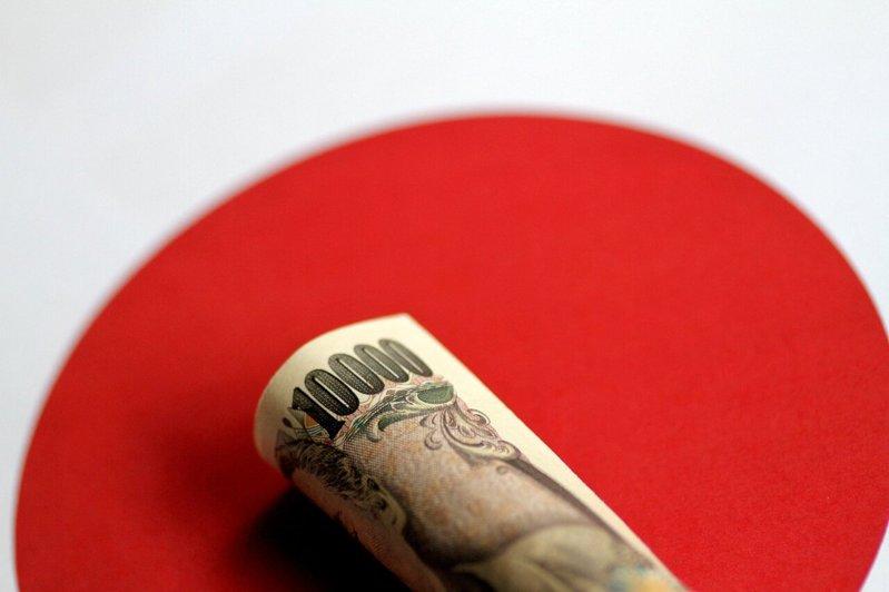 高盛预估日圆一年内恐贬至1美元兑165日圆,官方干预也难以扭转弱势。(路透)