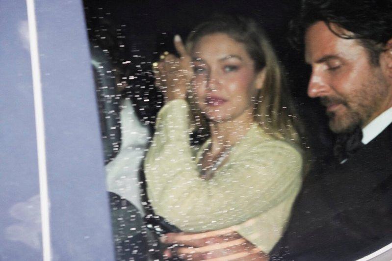 名模吉吉哈蒂德(左,Gigi Hadid)、影星布莱德利库柏(右,Bradley...