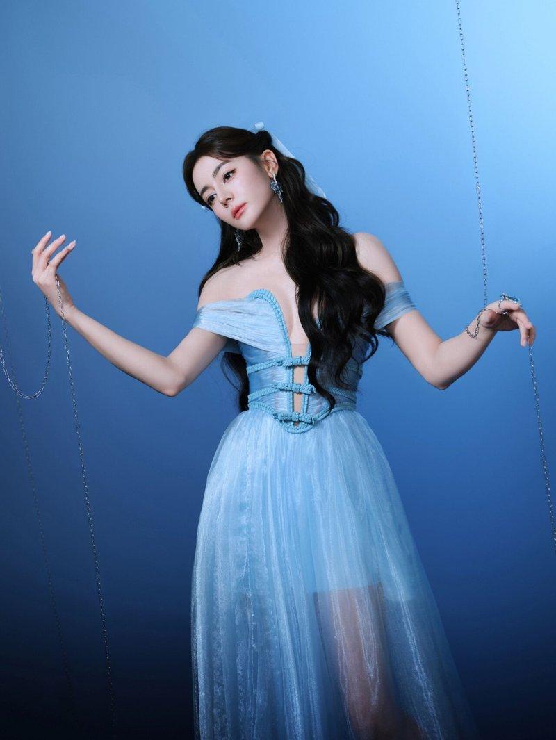 迪丽热巴身穿高定薄纱礼服,深V剪裁一路延伸至腰部。(取材自微博)