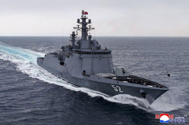 北韩海军新型驱逐舰「姜健号」。(美联社)