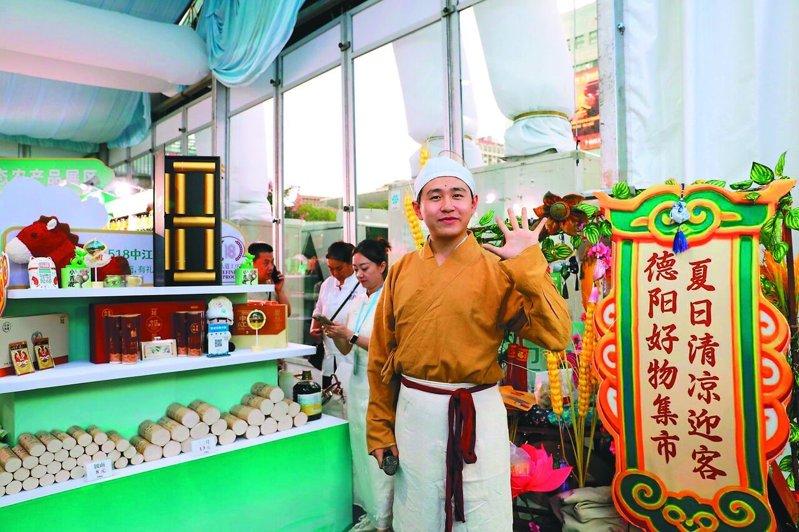 七月二日,「德阳好物」在浙江展览馆南广场开集。图为德阳「货郎」。(本报德阳传真)