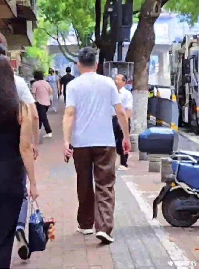 应「神秘人」的要求,最后他只留下一个匆匆离去的背影。(取材自湖北日报)